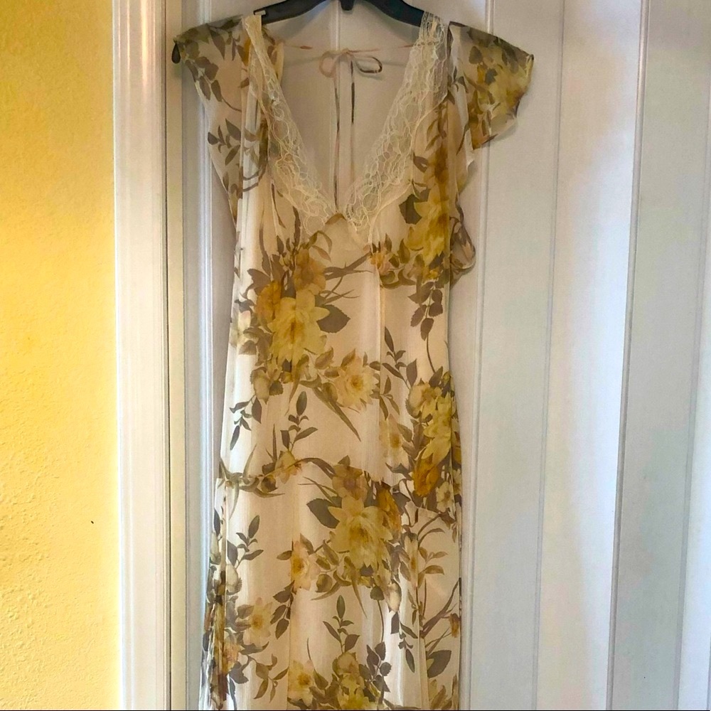 Reiss Emlin floral dress printed midi dress. Size 6 yellow lace floral dress.